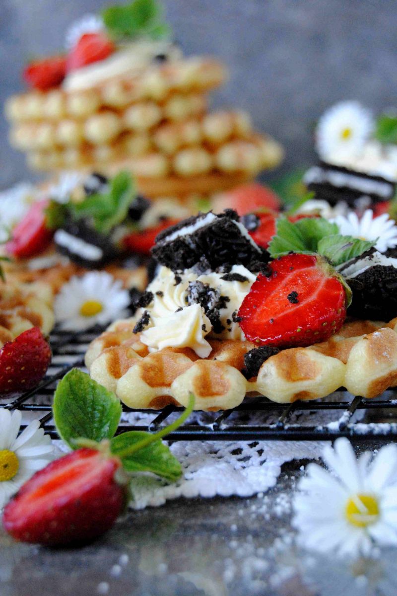 Drożdżowe gofry z truskawkami i ciasteczkami oreo  Drożdżowe gofry z truskawkami i ciasteczkami oreo