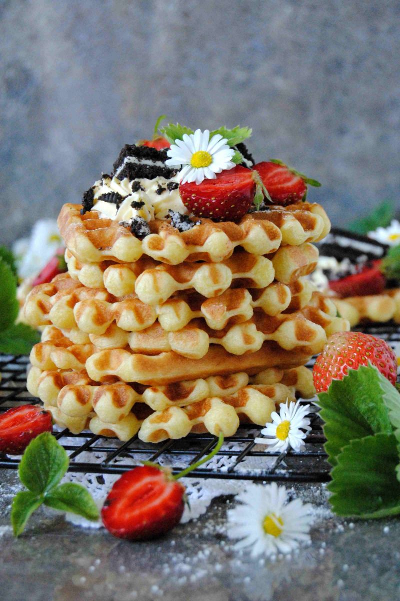 Drożdżowe gofry z truskawkami i ciasteczkami oreo  Drożdżowe gofry z truskawkami i ciasteczkami oreo