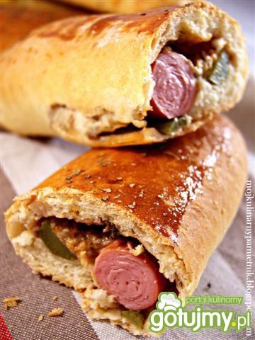 Drożdżowe hot-dogi z parówką Drożdżowe hot-dogi z parówką