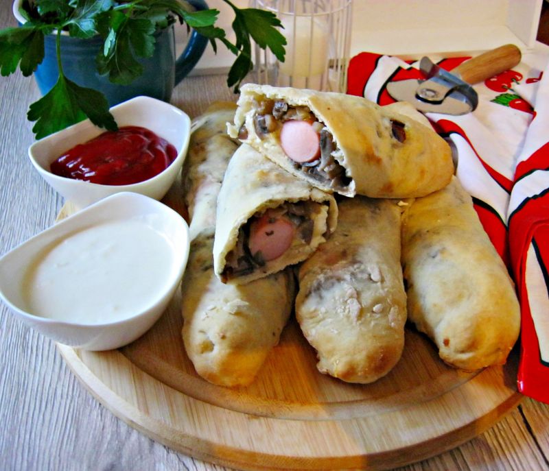 Drożdżowe hot dogi z pieczarkami i serem feta Drożdżowe hot dogi z pieczarkami i serem feta