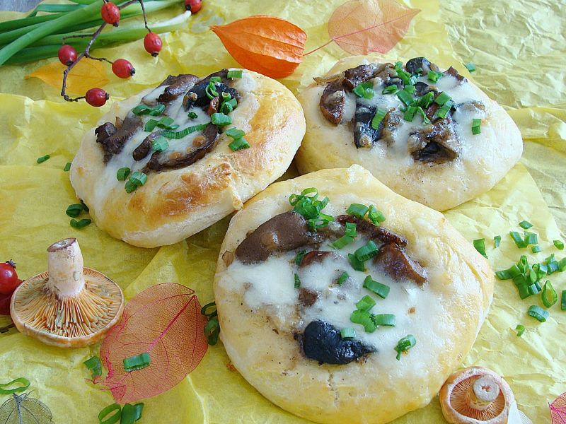 Drożdżowe kołacze z leśnym farszem Drożdżowe kołacze z leśnym farszem