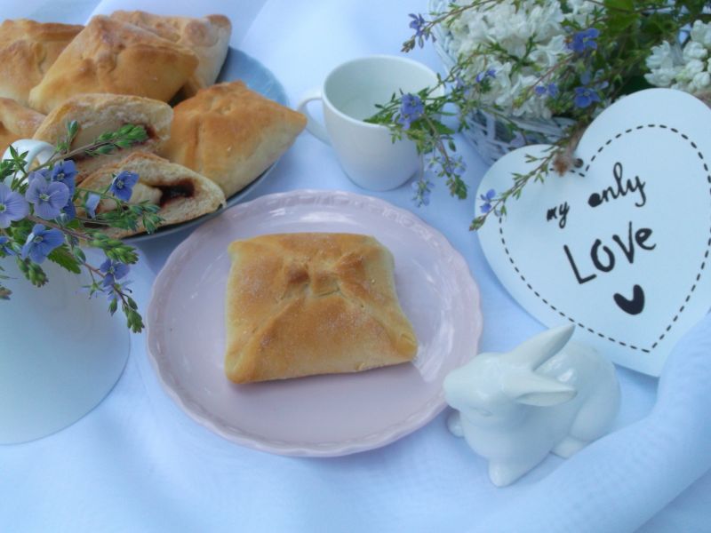 Drożdżowe kopertki z budyniem i powidłem