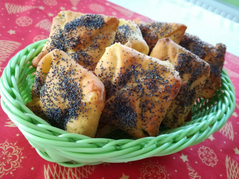 Drożdżowe koperty z brokułem i serem żółtym  Drożdżowe koperty z brokułem i serem żółtym