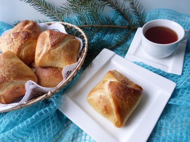 Drożdżowe koperty z jabłkami i cynamonem