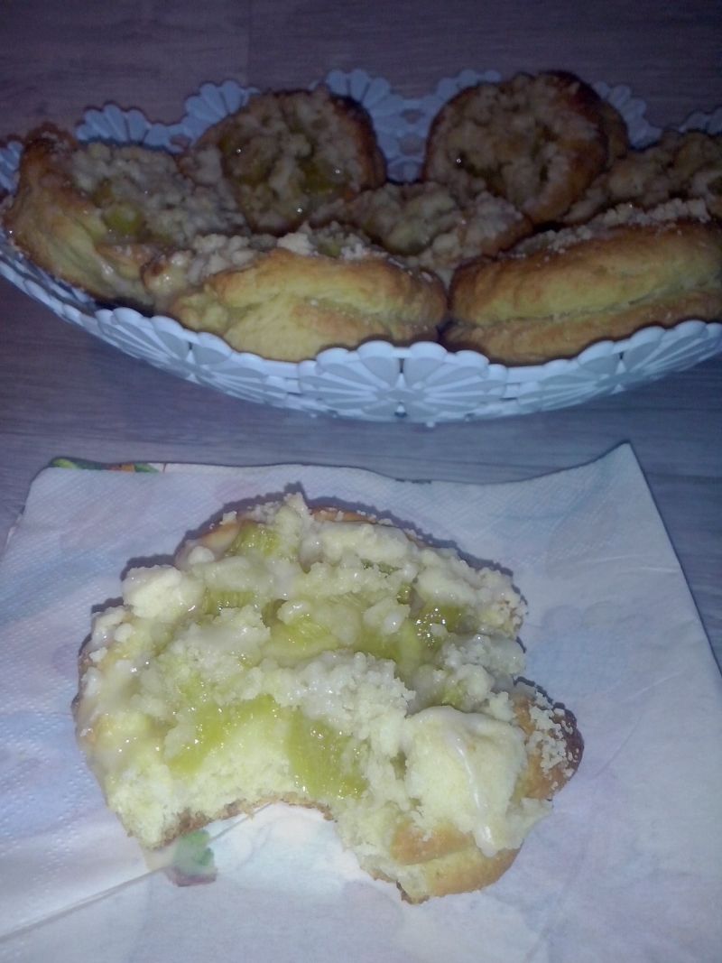 Drożdżowe koszyczki z rabarbarem i kruszonką