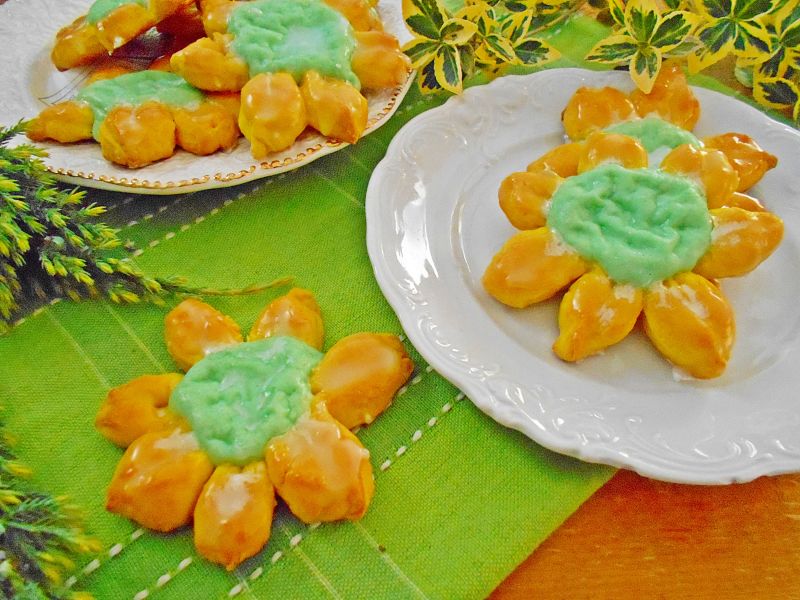 Drożdżowe kurkumowe słoneczka z miętowym serem Drożdżowe kurkumowe słoneczka z miętowym serem