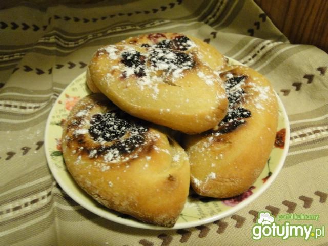 Drożdżowe łódeczki z wiśniami