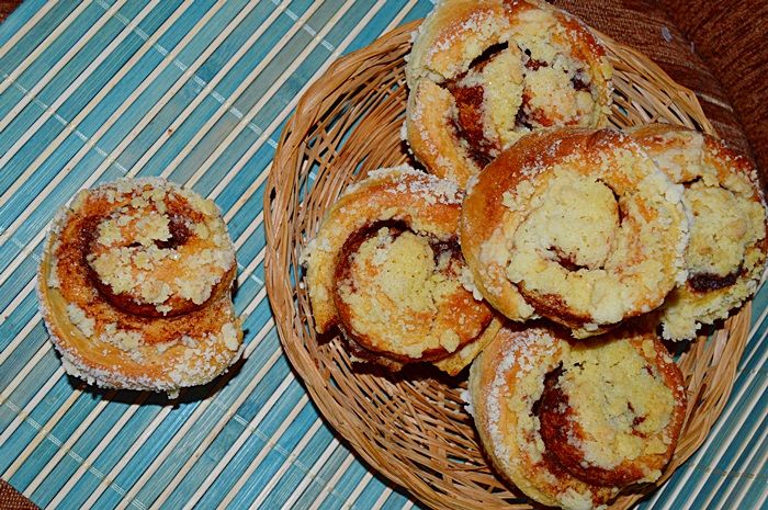 drożdżowe muffinki z cynamonem i kruszonką drożdżowe muffinki z cynamonem i kruszonką