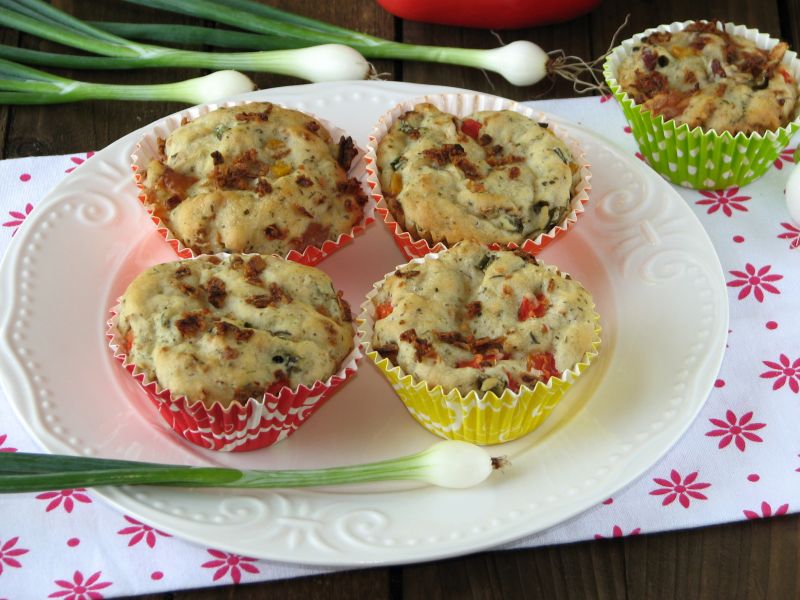 Drożdżowe muffinki z kabanosami