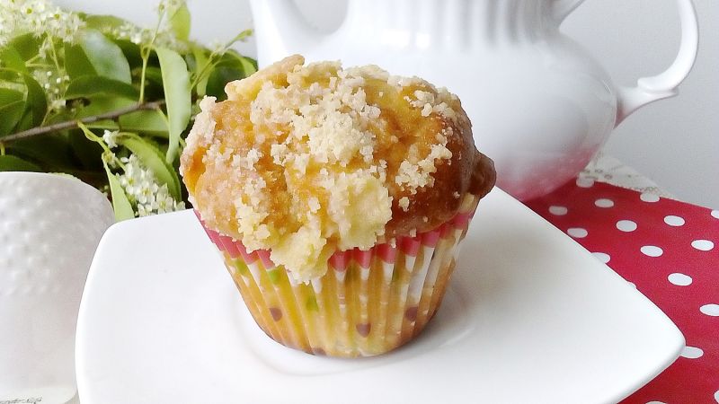 Drożdżowe muffinki z rabarbarem i kruszonką