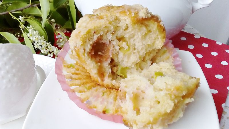 Drożdżowe muffinki z rabarbarem i kruszonką