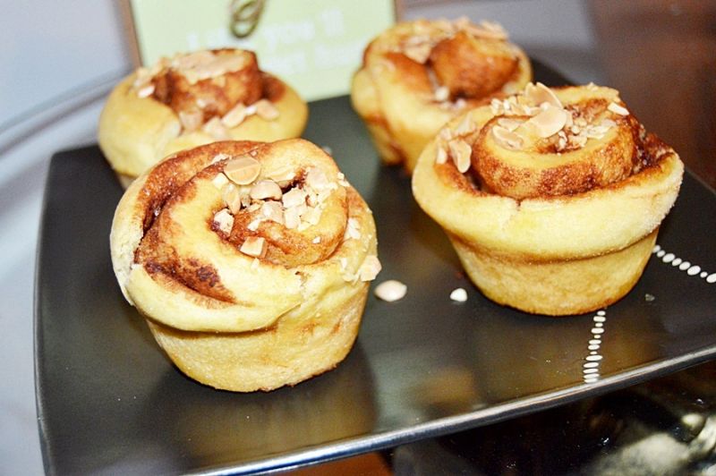 Drożdżowe muffiny z cynamonem i migdałami  Drożdżowe muffiny z cynamonem i migdałami