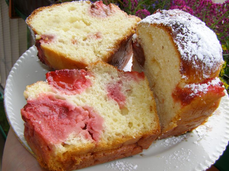 Drożdżowe na oleju z truskawkami łyżką wyrabiane