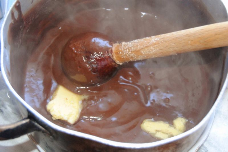 Drożdżowe naleśniki z czekoladowym sosem