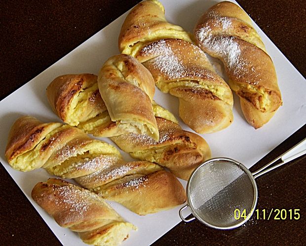 Drożdżowe paluchy z serem  Drożdżowe paluchy z serem