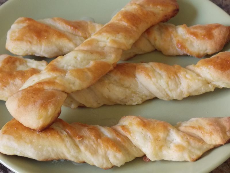 Drożdżowe paluchy z serem