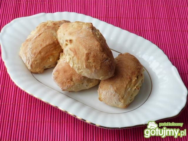 Drożdżowe pieczone kluski z jabłkami