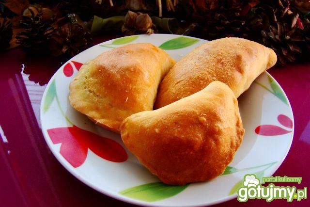 Drożdżowe pierogi pieczone z kapustą Drożdżowe pierogi pieczone z kapustą