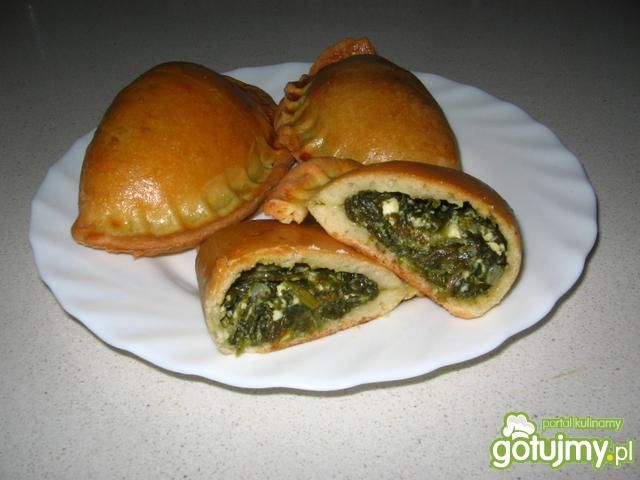 Drożdżowe pierożki szpinakowe