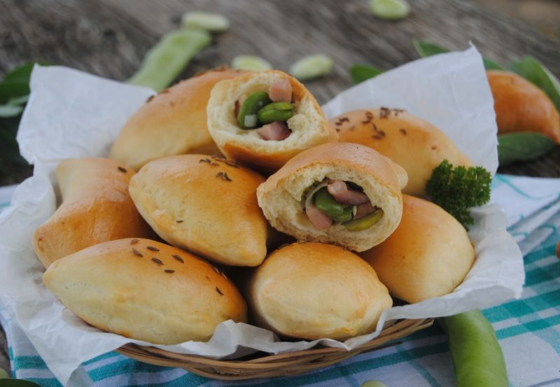 Drożdżowe pierożki z bobem
