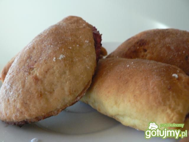 Drożdżowe pierożki z dżemem malinowym