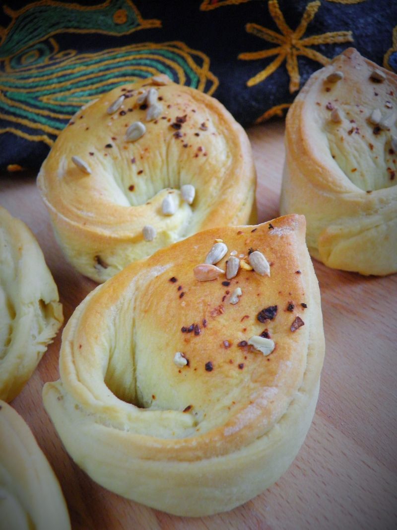 Drożdżowe pierożki z fasolą i chili jalapeno