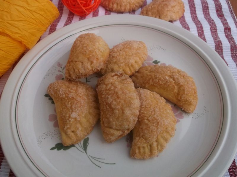 Drożdżowe pierożki z jabłkami 