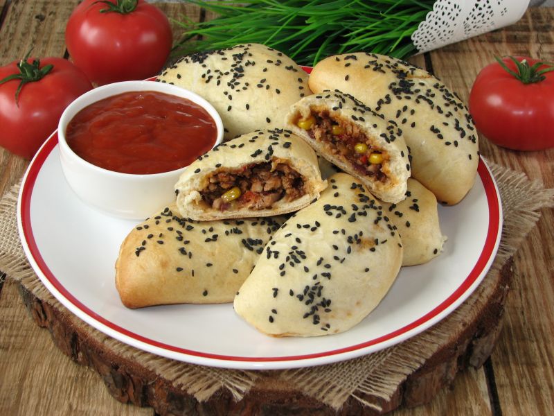 Drożdżowe pierożki z meksykańskim farszem Drożdżowe pierożki z meksykańskim farszem