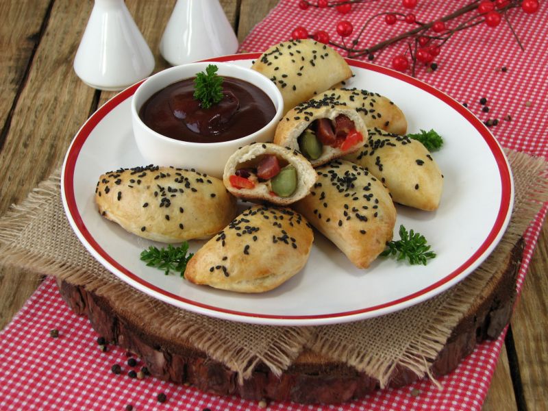 Drożdżowe pierożki z pikantnym farszem  Drożdżowe pierożki z pikantnym farszem