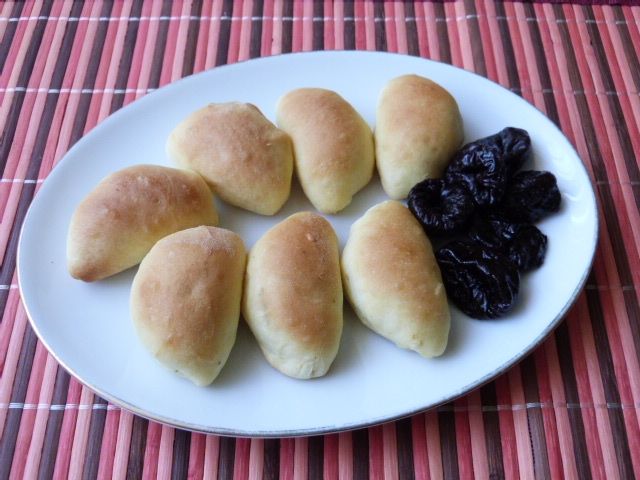 Drożdżowe pierożki z suszomymi śliwkami Drożdżowe pierożki z suszomymi śliwkami