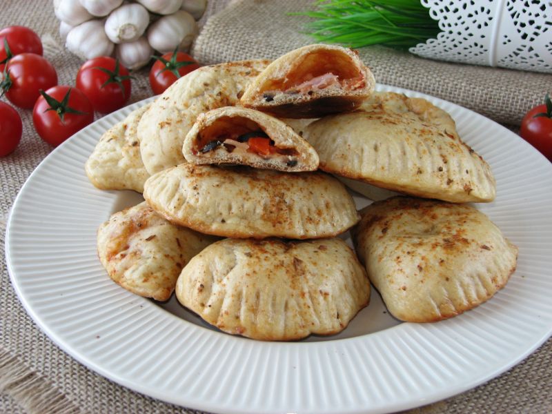 Drożdżowe pierożki z szynką