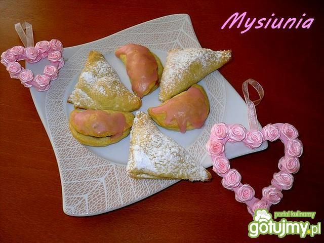 Drożdżowe pierożki z wiśniami