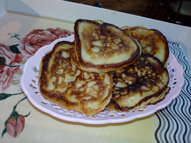 Drożdżowe placki jogurtowe z prażonymi jabłkami Drożdżowe placki jogurtowe z prażonymi jabłkami