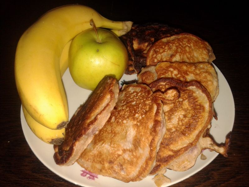 Drożdżowe placuszki z wiśniami i bananem Drożdżowe placuszki z wiśniami i bananem