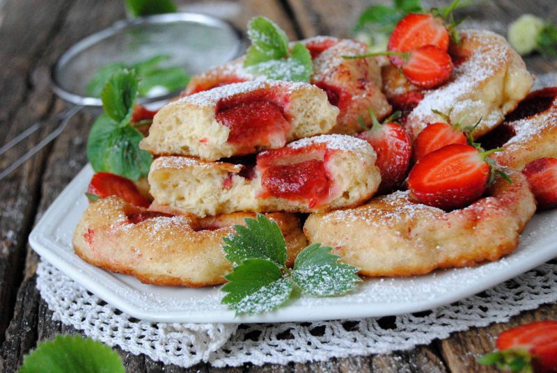 Drożdżowe racuchy z truskawkami  Drożdżowe racuchy z truskawkami