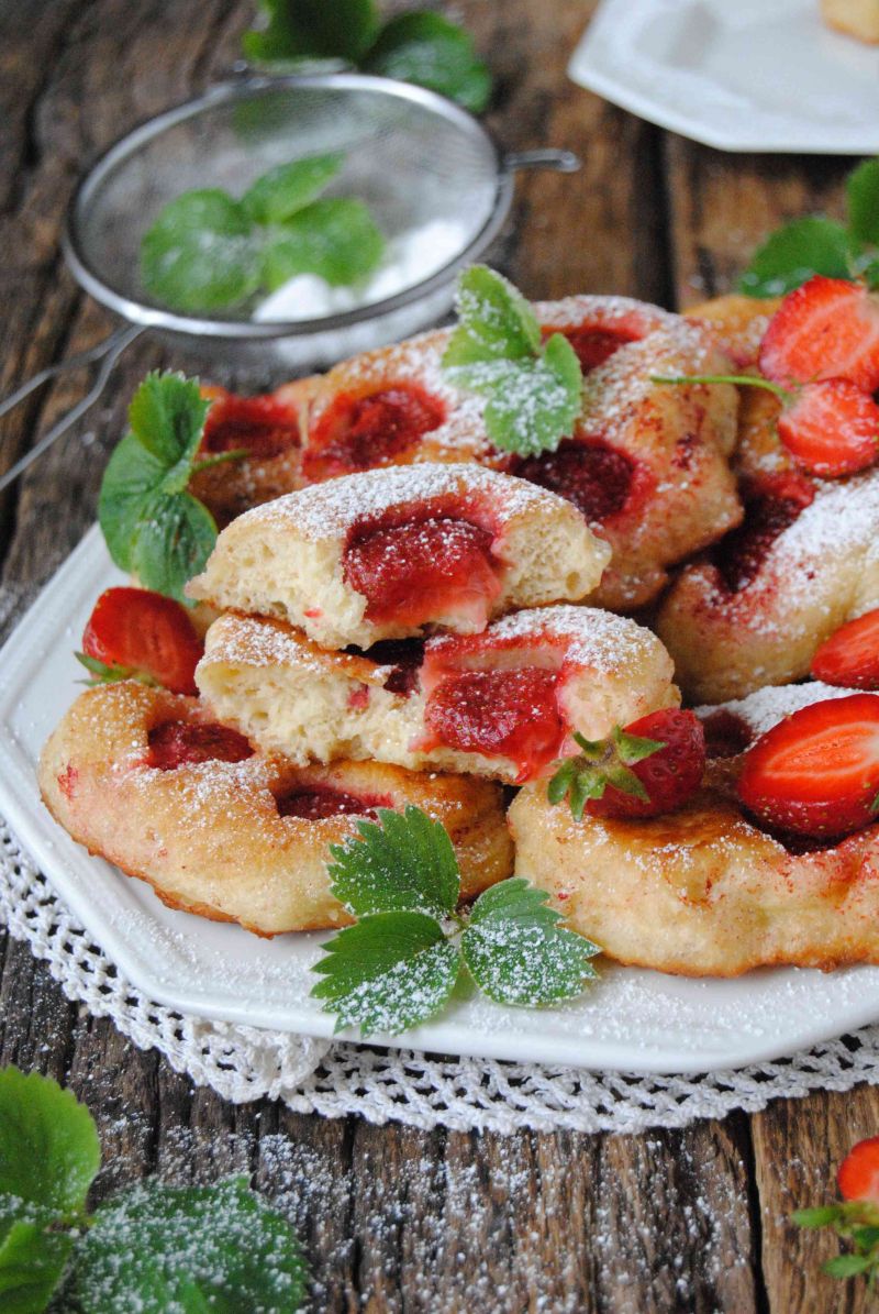 Drożdżowe racuchy z truskawkami  Drożdżowe racuchy z truskawkami