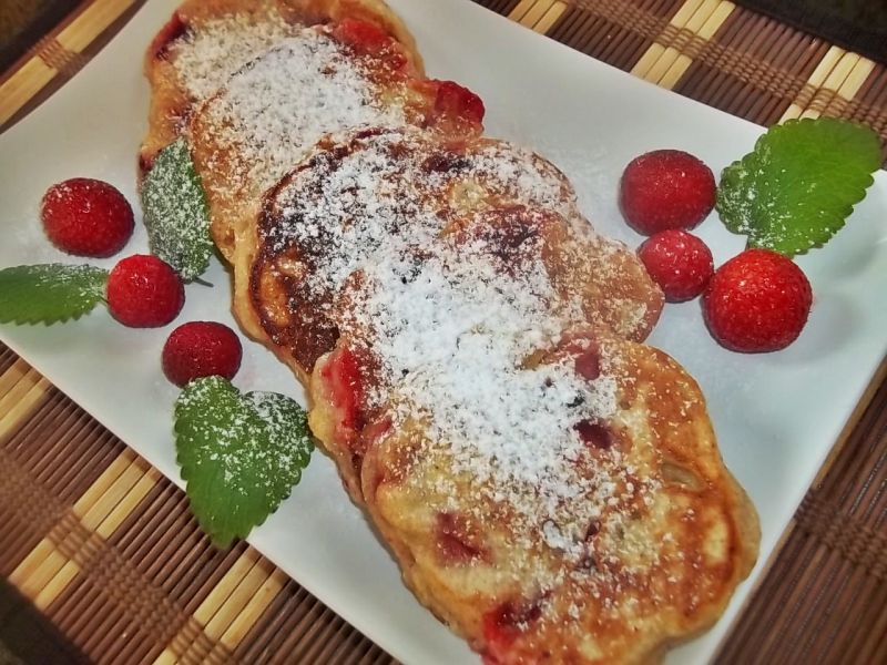 Drożdżowe racuszki z jabłkami i truskawkami