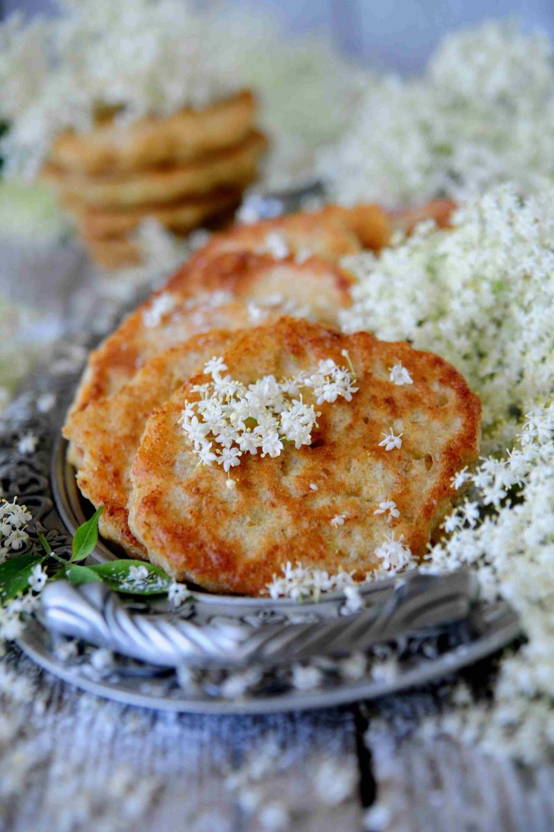 Drożdżowe racuszki z kwiatami bzu Drożdżowe racuszki z kwiatami bzu