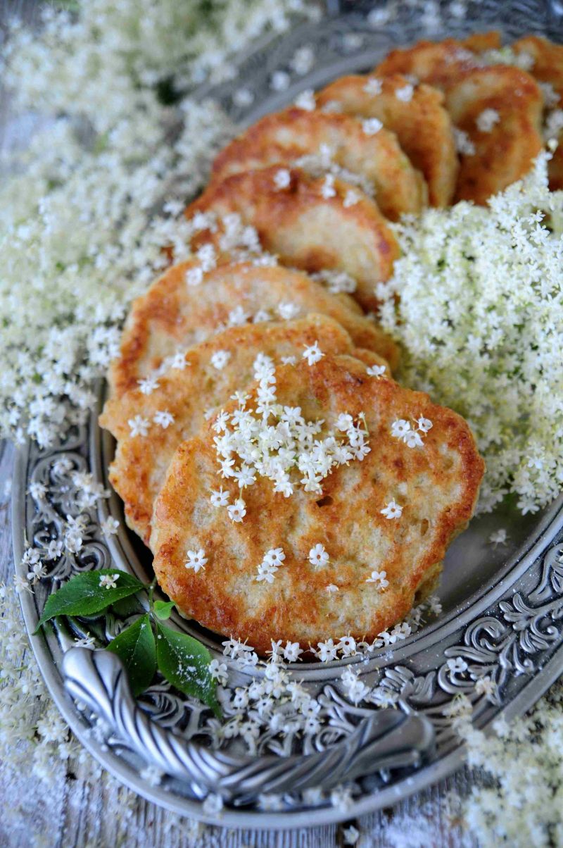 Drożdżowe racuszki z kwiatami bzu Drożdżowe racuszki z kwiatami bzu