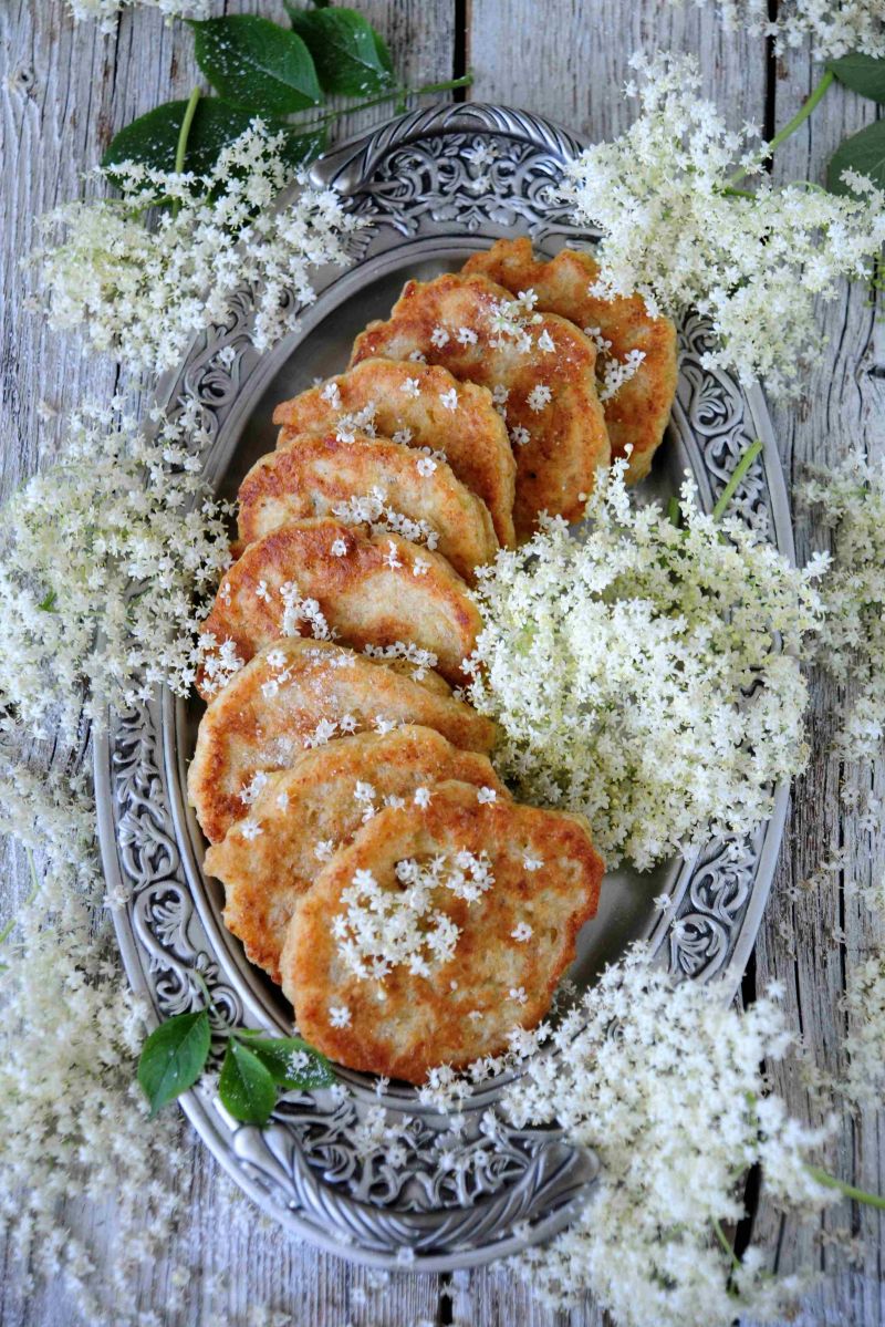 Drożdżowe racuszki z kwiatami bzu Drożdżowe racuszki z kwiatami bzu