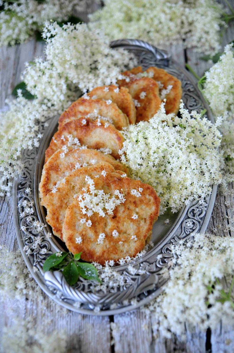 Drożdżowe racuszki z kwiatami bzu Drożdżowe racuszki z kwiatami bzu