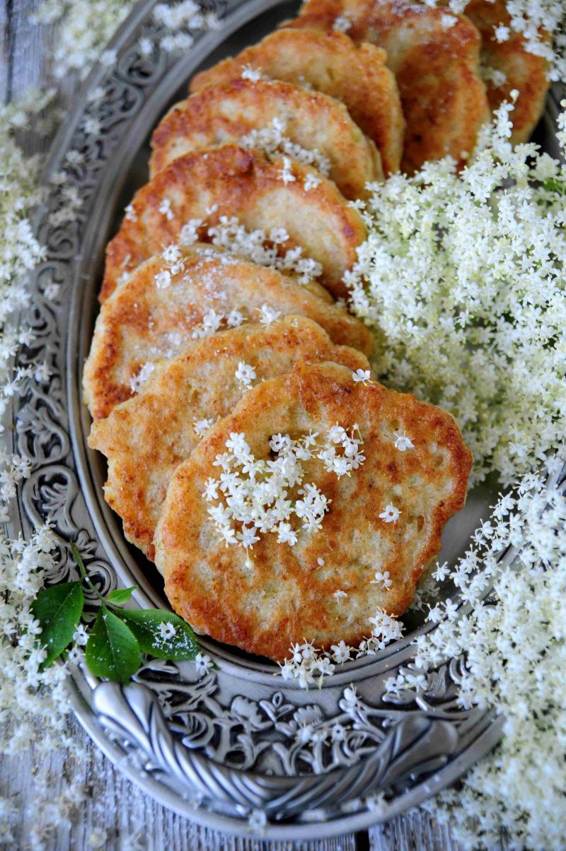 Drożdżowe racuszki z kwiatami bzu Drożdżowe racuszki z kwiatami bzu