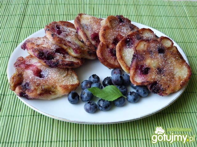 Drożdżowe racuszki z rabarbarem