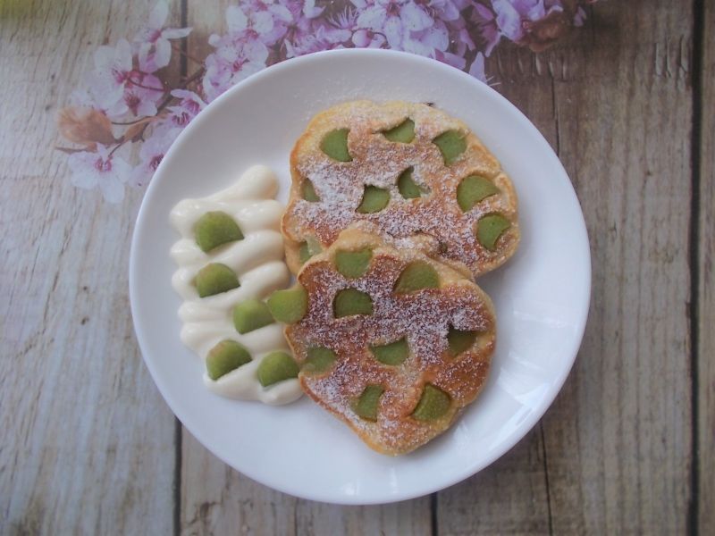 Drożdżowe racuszki z rabarbarem