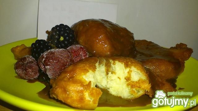 Drożdżowe racuszki z sosem czekoladowym