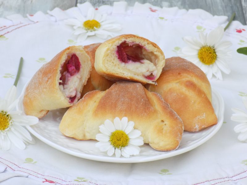 Drożdżowe rogale z budyniem i wiśniami  Drożdżowe rogale z budyniem i wiśniami