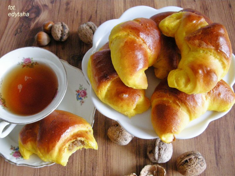 Drożdżowe rogaliki dyniowe z orzechowym nadzieniem