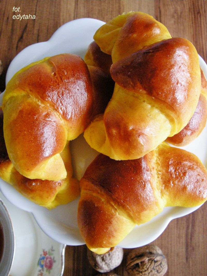 Drożdżowe rogaliki dyniowe z orzechowym nadzieniem