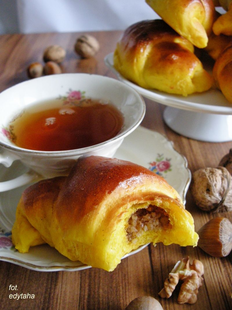 Drożdżowe rogaliki dyniowe z orzechowym nadzieniem