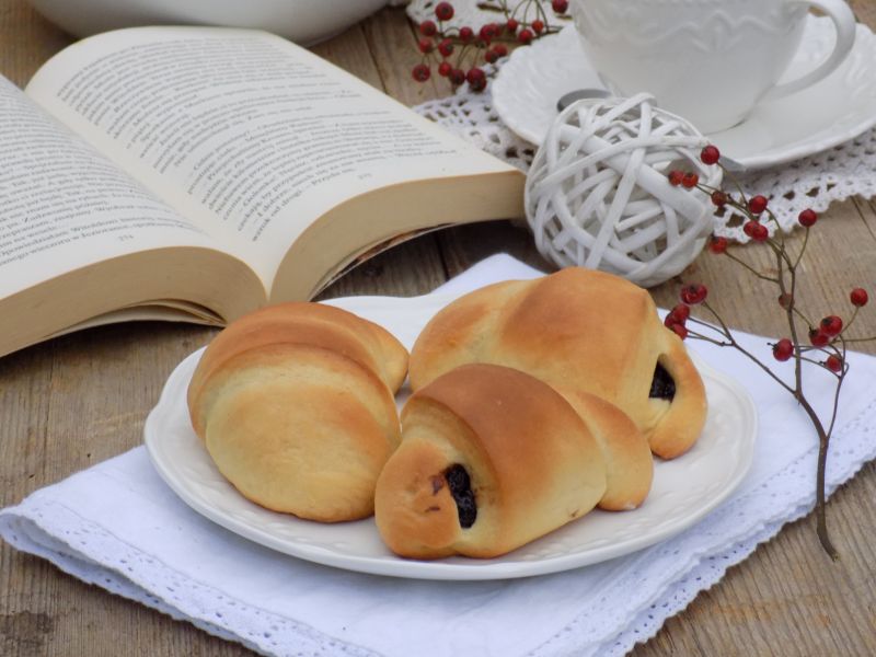 Drożdżowe rogaliki na kremówce z powidłem Drożdżowe rogaliki na kremówce z powidłem